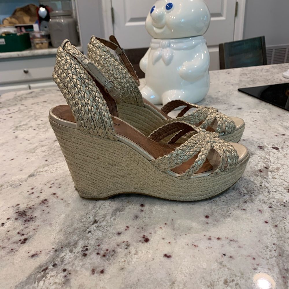 Lucky Brand Gold Woven Wedge Sandals sz 8.5
